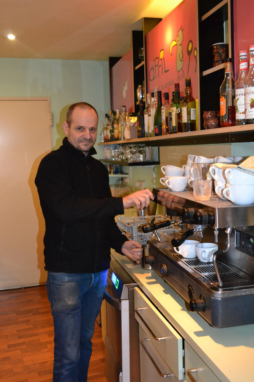 03 Barista Ingo Vonbr__l l__sst sich bei der Zubereitung seiner Kaffee-Kunstwerke __ber die Schulter schauen.JPG