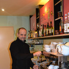 03 Barista Ingo Vonbr__l l__sst sich bei der Zubereitung seiner Kaffee-Kunstwerke __ber die Schulter schauen.JPG