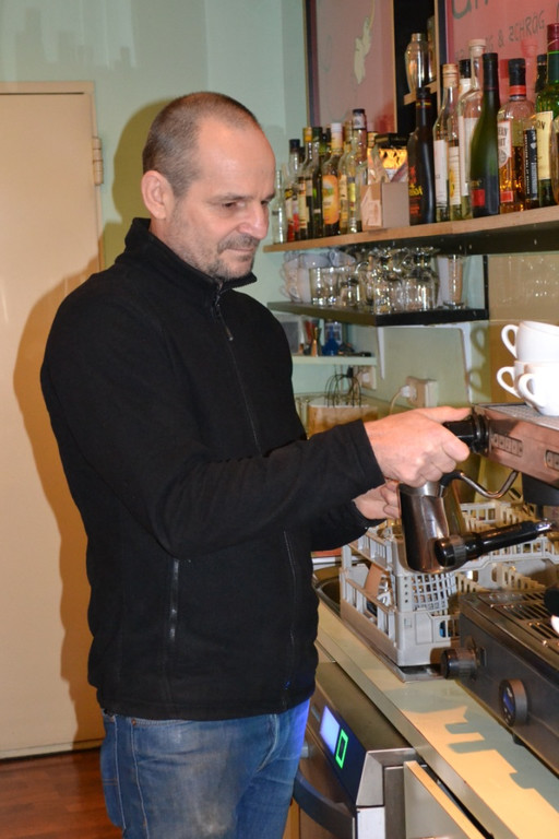 04 Barista Ingo Vonbr__l l__sst sich bei der Zubereitung seiner Kaffee-Kunstwerke __ber die Schulter schauen.JPG