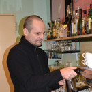 04 Barista Ingo Vonbr__l l__sst sich bei der Zubereitung seiner Kaffee-Kunstwerke __ber die Schulter schauen.JPG
