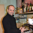 05 Barista Ingo Vonbr__l l__sst sich bei der Zubereitung seiner Kaffee-Kunstwerke __ber die Schulter schauen.JPG