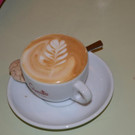 07 Ein Cappuccino mit Blatt.JPG