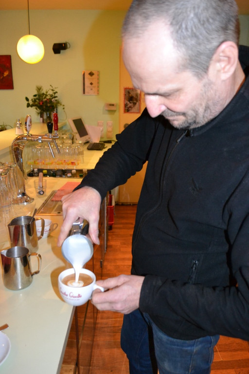 08 Barista Ingo Vonbr__l l__sst sich bei der Zubereitung seiner Kaffee-Kunstwerke __ber die Schulter schauen.JPG