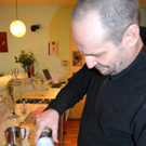 08 Barista Ingo Vonbr__l l__sst sich bei der Zubereitung seiner Kaffee-Kunstwerke __ber die Schulter schauen.JPG