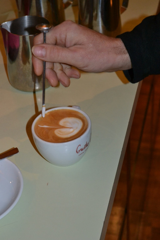 09 Der Cappuccino wird mit einem Schmetterling veredelt.JPG