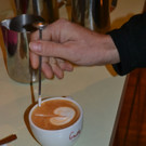 09 Der Cappuccino wird mit einem Schmetterling veredelt.JPG