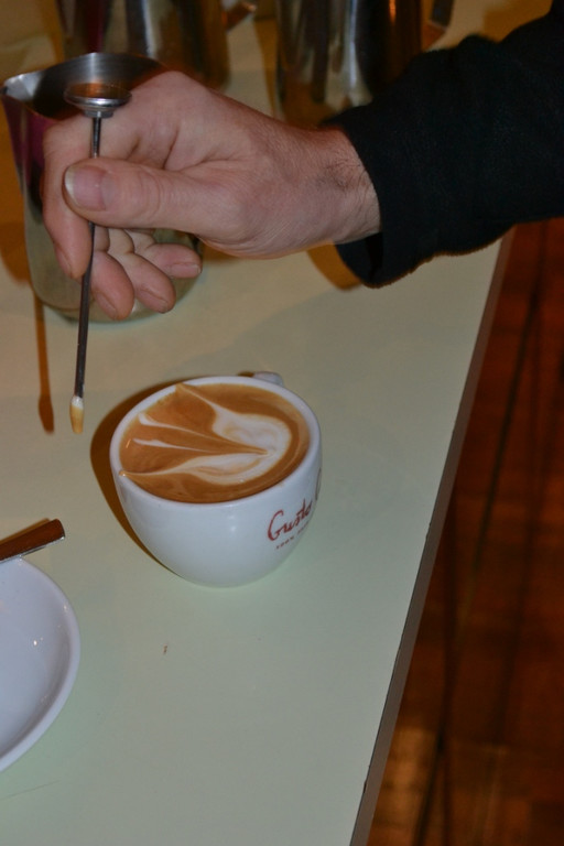10 Der Cappuccino wird mit einem Schmetterling veredelt.JPG