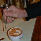 10 Der Cappuccino wird mit einem Schmetterling veredelt.JPG