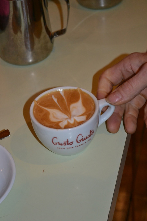 11 Ein Capuccino mit Schmetterling.JPG