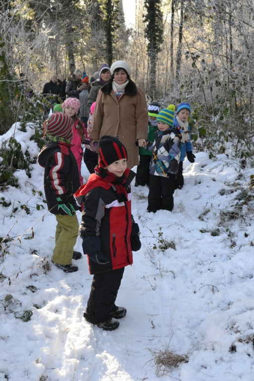 13 Die Kinder machten sich im Wald auf die Suche nach Tieren.JPG