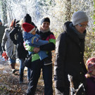 17 Die Kindergartenkinder wurden bei ihrem Waldspaziergang von den Eltern begleitet.JPG