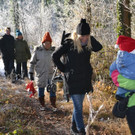 18 Die Kindergartenkinder wurden bei ihrem Waldspaziergang von den Eltern begleitet.JPG