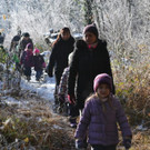 20 Die Kindergartenkinder wurden bei ihrem Waldspaziergang von den Eltern begleitet.JPG