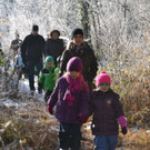 21 Die Kindergartenkinder wurden bei ihrem Waldspaziergang von den Eltern begleitet.JPG