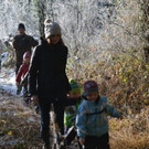 22 Die Kindergartenkinder wurden bei ihrem Waldspaziergang von den Eltern begleitet.JPG