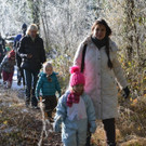 23 Die Kindergartenkinder wurden bei ihrem Waldspaziergang von den Eltern begleitet.JPG