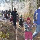 24 Die Kindergartenkinder wurden bei ihrem Waldspaziergang von den Eltern begleitet.JPG