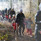25 Die Kindergartenkinder wurden bei ihrem Waldspaziergang von den Eltern begleitet.JPG