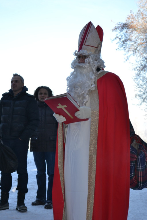 42 Der Nikolaus las die Legende aus seinem Buch.JPG