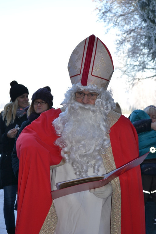 46 Der Nikolaus las die guten Taten der Kinder aus seinem Buch vor.JPG