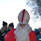 46 Der Nikolaus las die guten Taten der Kinder aus seinem Buch vor.JPG