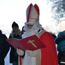 47 Der Nikolaus las die guten Taten der Kinder aus seinem Buch vor.JPG