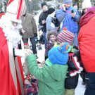 51 Der Nikolaus verteilte S__cklein an alle Kinder.JPG