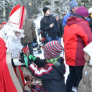 52 Der Nikolaus verteilte S__cklein an alle Kinder.JPG