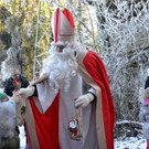 54 Der Nikolaus verteilte S__cklein an alle Kinder.JPG