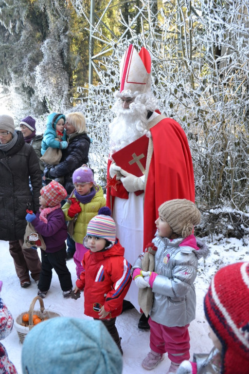 55 Der Nikolaus wurde von den Kindern umringt.JPG