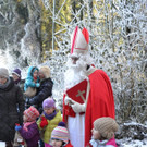 55 Der Nikolaus wurde von den Kindern umringt.JPG