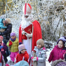 56 Der Nikolaus wurde von den Kindern umringt.JPG