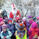 57 Der Nikolaus wurde von den Kindern umringt.JPG
