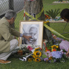 vor mandelas haus in johannesburg Epa.jpg