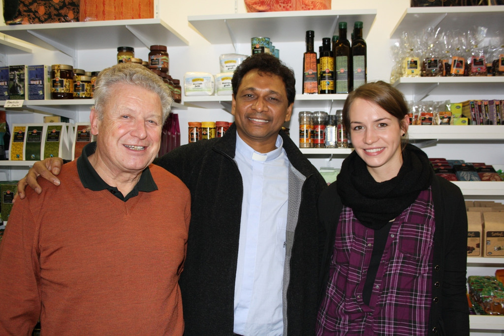 Weltladen Besuch Pater Raja in Locha 2013 _2_.jpg