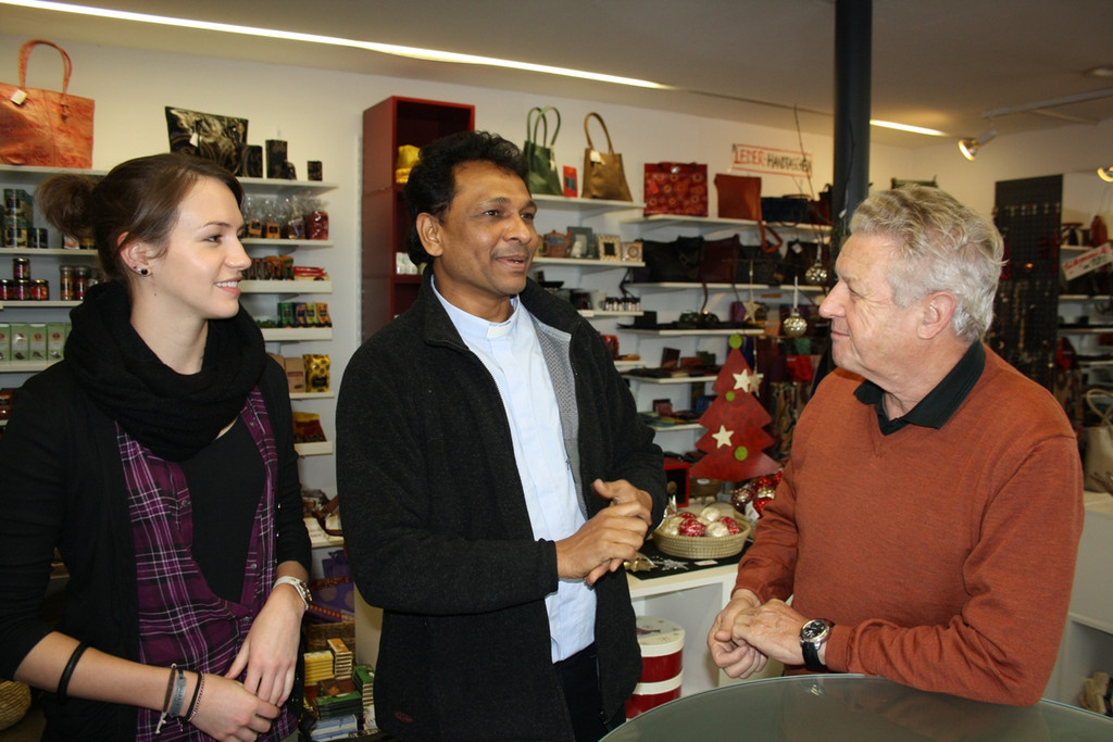 Weltladen Besuch Pater Raja in Locha 2013 _17_.jpg