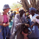 Offizielle Schl__ssel__bergabe_von mir zum Dorf__ltesten und dann zur Obfrau der Frauengruppe.jpg