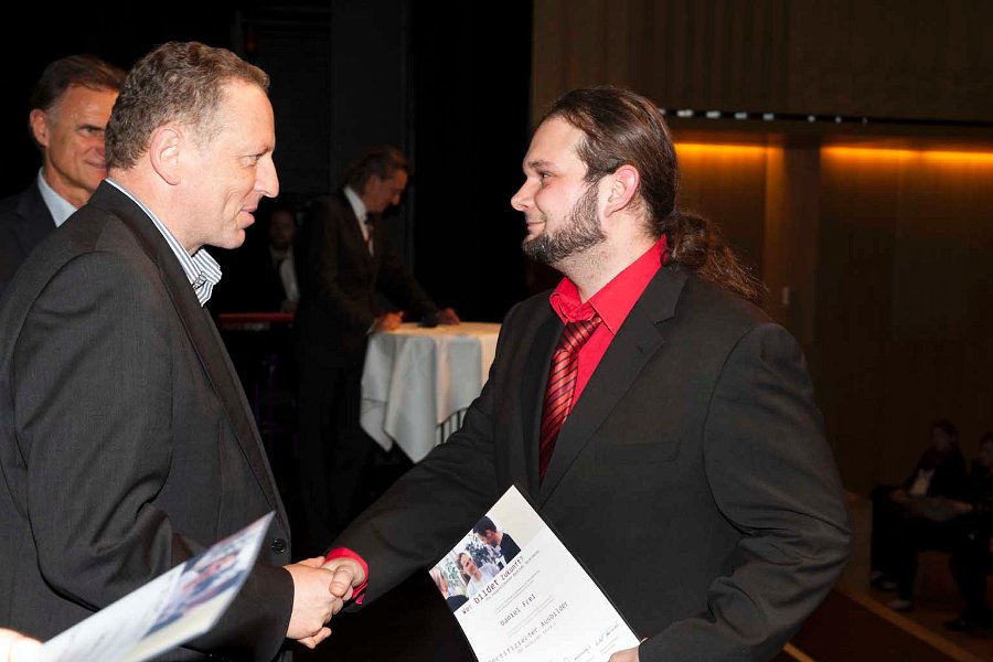 AK-Pr__sident H__mmerle- Daniel Frei Ausgezeichneter Ausbilder.jpg