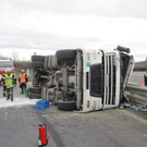 Unfall auf der S5 bei Grafenwörth: Schotter-Lkw umgestürzt