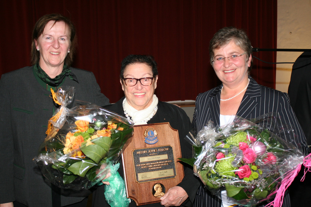 5_Pr__sidentin Monika Sauermoser und Andrea Helbok __berreichten Wilma Fink bei der Weihnachtsfeier den Lions-Orden.JPG