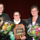 5_Pr__sidentin Monika Sauermoser und Andrea Helbok __berreichten Wilma Fink bei der Weihnachtsfeier den Lions-Orden.JPG