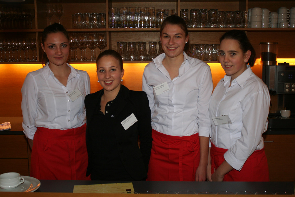 7_Sarina_ Julia_ Corinna und Julia zeigten sich im Serive von ihrer besten Seite.JPG