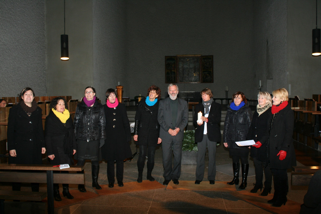 Pater Sporschill freute sich __ber das tolle Konzert der Laguzzen und die vielen Besucher.JPG