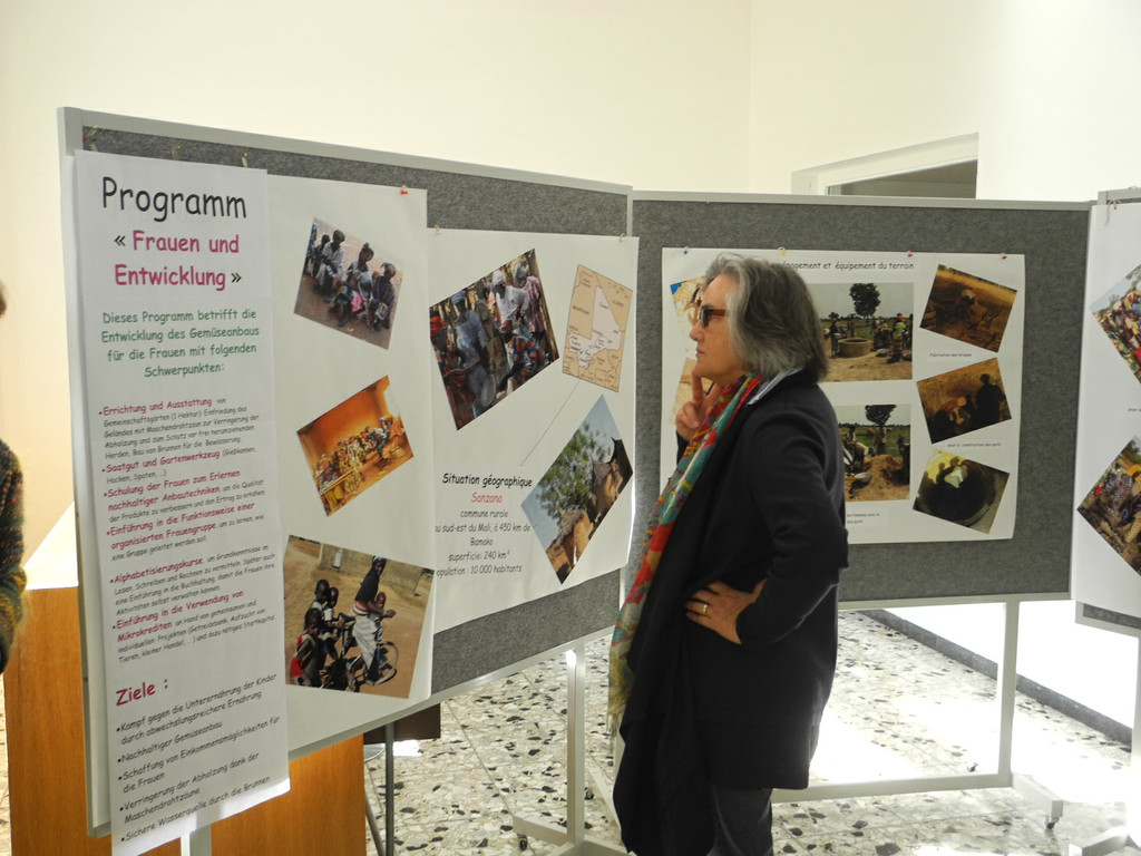 Die Informationstafel f__r die Spendenaktion Frauen und Entwicklung.JPG
