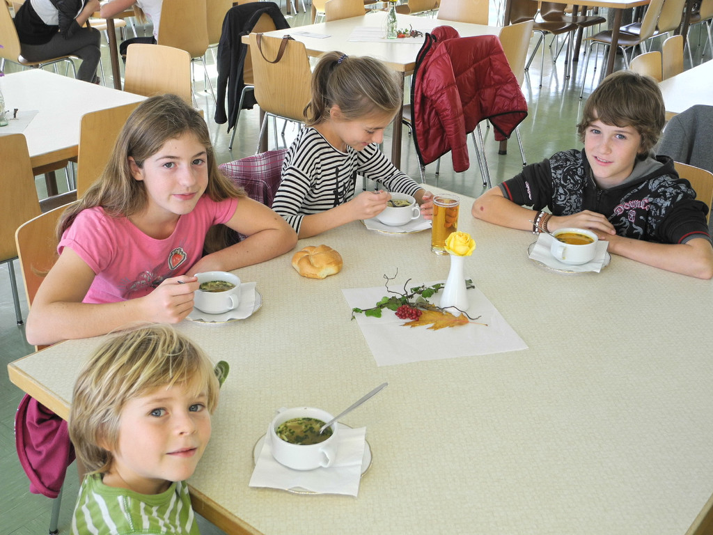 Kinder beim Suppentag im Institut St_ Josef.JPG