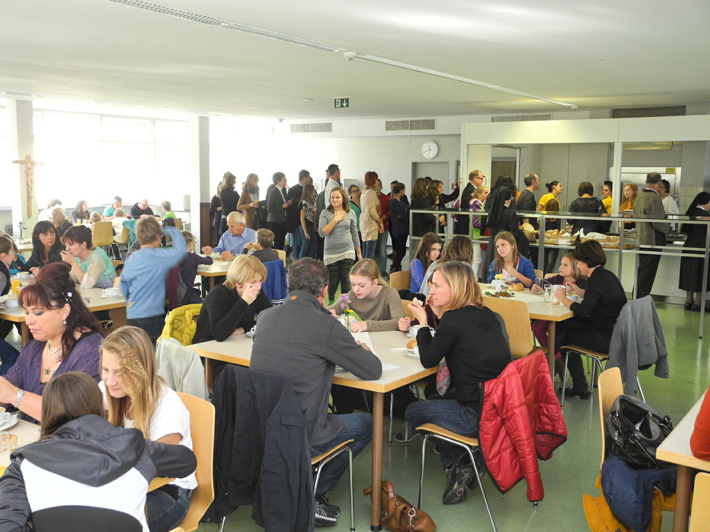 Rund 300 G__ste kamen zum Suppenessen ins Institut St_ Josef und gaben gro__z__gige Spenden.JPG