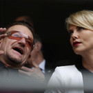 Charlize Theron rechts mit bono AP.jpg