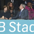 Prinzesin Letizia von Spanien spricht mit Georg w_ Bush AP.jpg