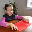 08 Falte den roten Fotokarton einmal in der Mitte.JPG