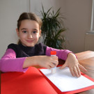 10 Klebe das wei__e Papier in den roten Karton.JPG